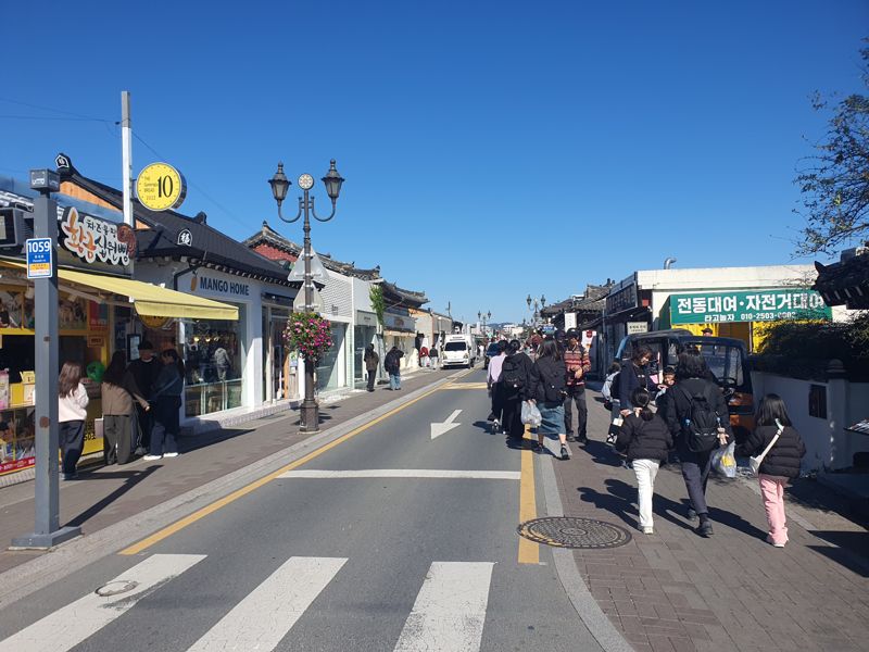 28일 오전 10시께 경주 황리단길. 평일임에도 많은 관광객들이 방문했다. 사진=최승한 기자