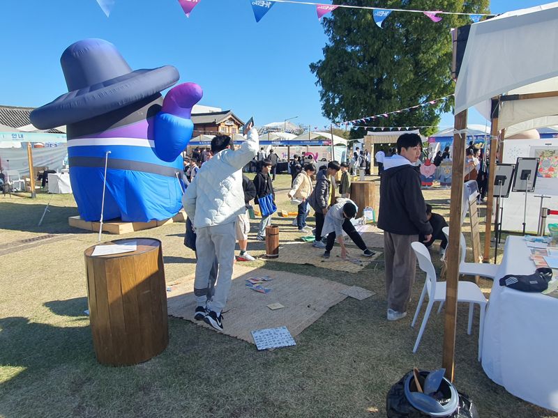 28일 오후 12시께 첨성대 인근에 설치된 '문화의 뜰' 행사장에서 초등학생 참가자가 딱지치기를 하고 있다. 사진=최승한 기자