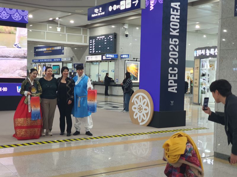 지난 27일 오전 11시께, 경주역에 도착한 외국인 방문객들이 한복을 입고 청사초롱을 든 자원봉사자들과 함께 사진을 촬영하고 있다. 사진=최승한 기자