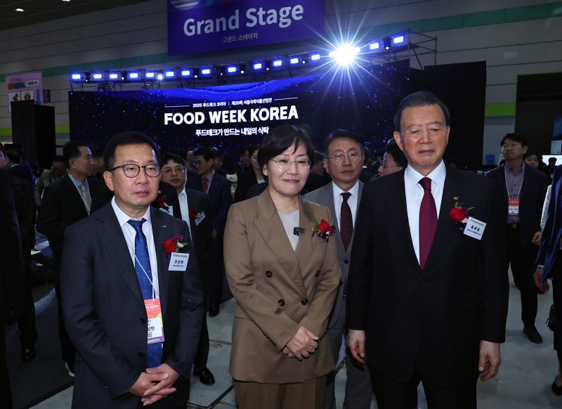 [서울=뉴시스] 최진석 기자 = 송미령 농림축산식품부 장관이 29일 서울 강남구 코엑스에서 열린 '2025 푸드위크 코리아' 개막식을 마친 후 관람 부스로 이동하고 있다. 왼쪽부터 조상현 코엑스 대표이사, 송 장관, 홍문표 한국농수산식품유통공사 사장. 2025.10.29. myjs@newsis.com