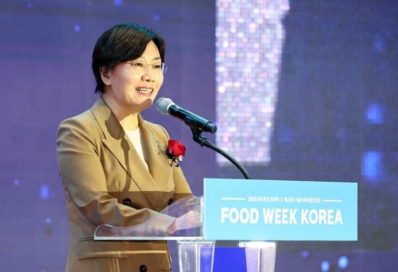 [서울=뉴시스] 최진석 기자 = 송미령 농림축산식품부 장관이 29일 서울 강남구 코엑스에서 열린 '2025 푸드위크 코리아' 개막식에서 격려사를 하고 있다. 2025.10.29. myjs@newsis.com