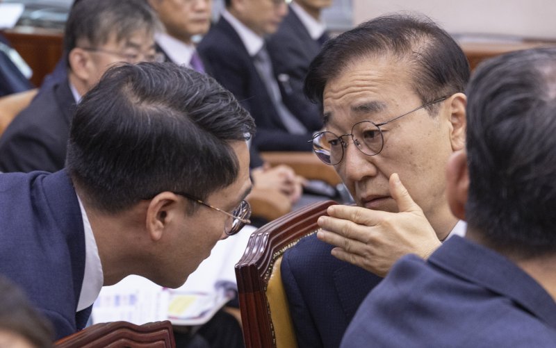 김윤덕 바카라 토토교통부 바카라 토토이 29일 국회 바카라 토토교통위원회에서 열린 2025년도 종합 국정감사에 출석해 메시지를 전달받고 있다. 연합뉴스