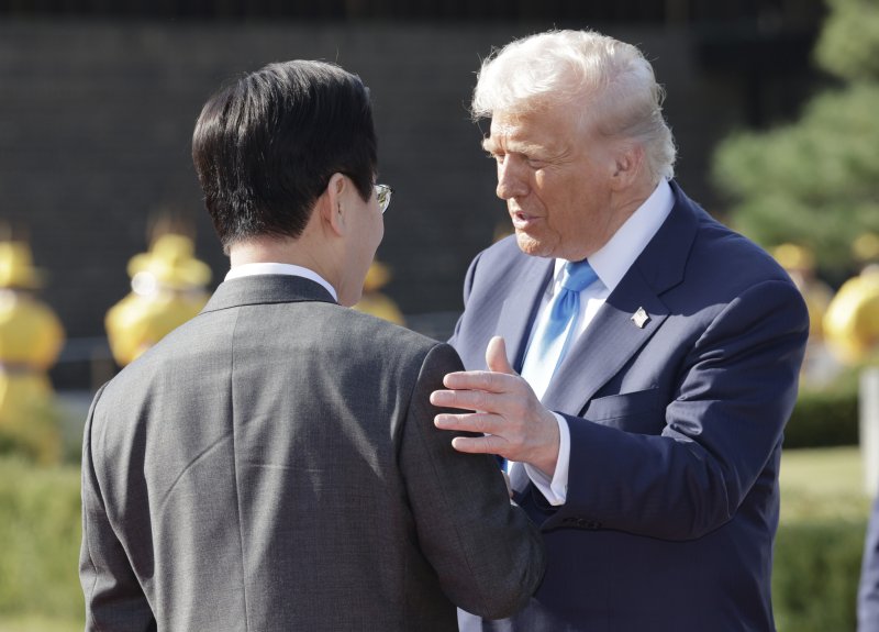 [경주=뉴시스] 최동준 기자 = 이재명 대통령이 29일 한미 정상회담이 열리는 경북 경주박물관에 도착한 도널드 트럼프 미국 대통령을 맞이하고 있다. 2025.10.29. photocdj@newsis.com