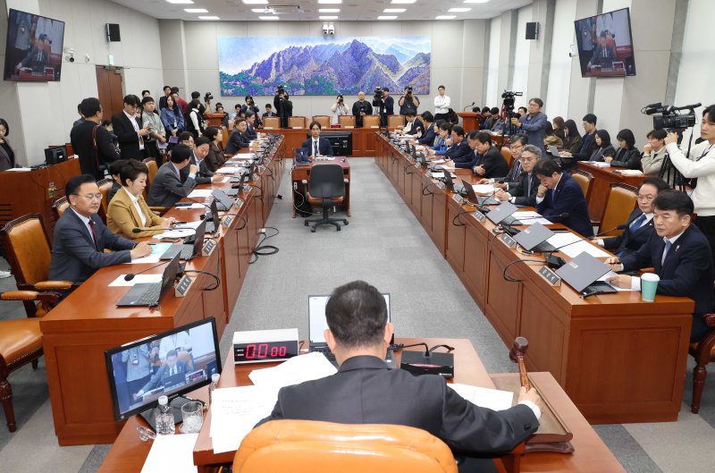 [서울=뉴시스] 조성봉 기자 = 김병기 국회 운영위원장이 29일 오전 서울 여의도 국회에서 열린 운영위원회 전체회의에서 의사봉을 두드리고 있다. 2025.10.29. suncho21@newsis.com