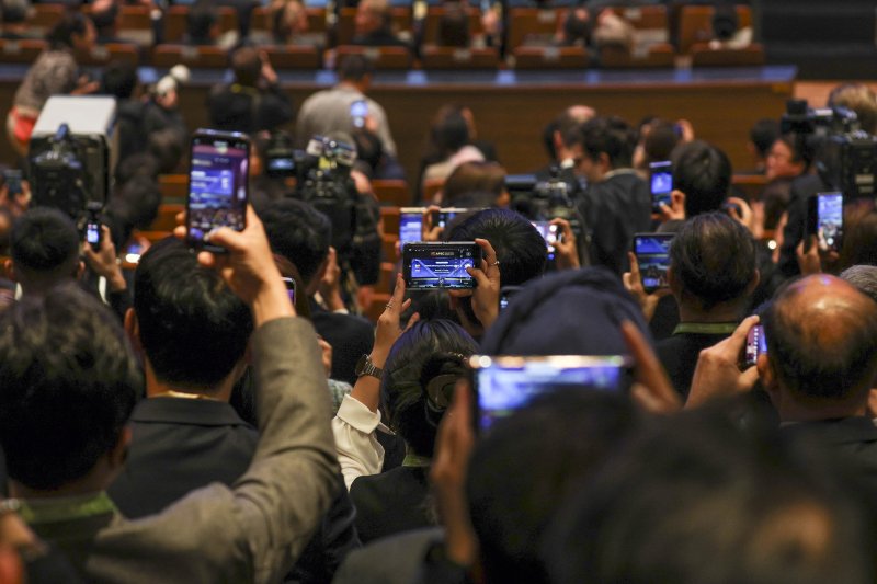 29일 경북 경주 예술의전당에서 열린 '2025 아시아태평양경제협력체 최고경영자(CEO) 서밋에서 참가자들이 도널드 트럼프 미국 대통령 연설을 기다리고 있다. 트럼프 대통령은 이날 예정보다 약 1시간 늦게 도착했다. 연합뉴스