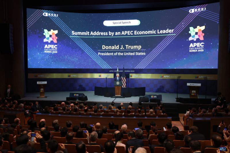 [경주=뉴시스] 추상철 기자 = 도널드 트럼프 미국 대통령이 29일 경북 경주예술의전당에서 열린 아시아태평양경제협력체(APEC) CEO 써밋에서 특별연설을 하고 있다. (공동취재) 2025.10.29. photo@newsis.com
