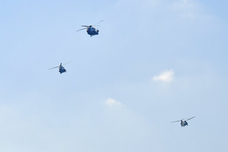 도널드 트럼프 미국 대통령 이 탄 마린 원 헬기가 치누크 헬기 엄호를 받으며 'APEC 2025 정상회의장'이 있는 경북 경주시 보문단지 인근 상공을 비행하고 있다. 2025.10.29/뉴스1 ⓒ News1 최창호 기자