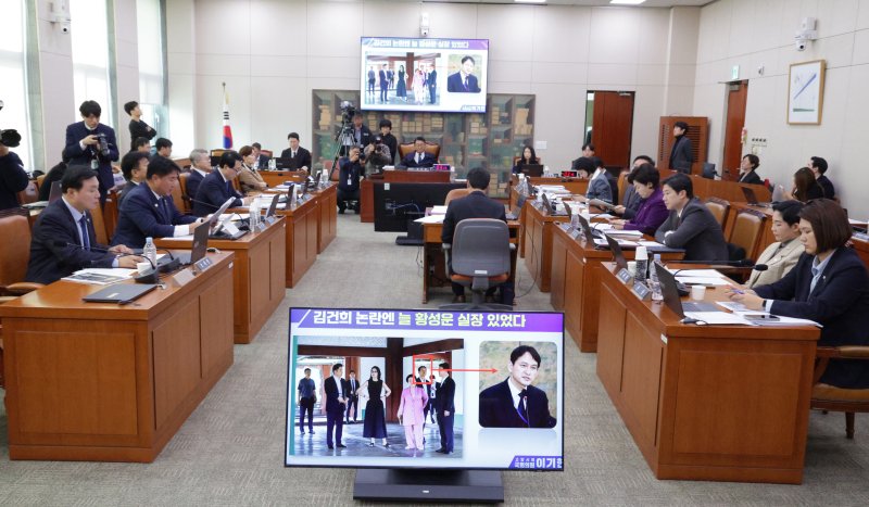 이기헌 더불어민주당 의원이 29일 서울 여의도 국회 문화체육관광위원회에서 열린 문화체육관광부 등에 대한 종합감사에서 김건희 여사의 경복궁 근정전 어좌 착석에 대한 질의를 하고 있다. 2025.10.29/뉴스1 ⓒ News1 신웅수 기자