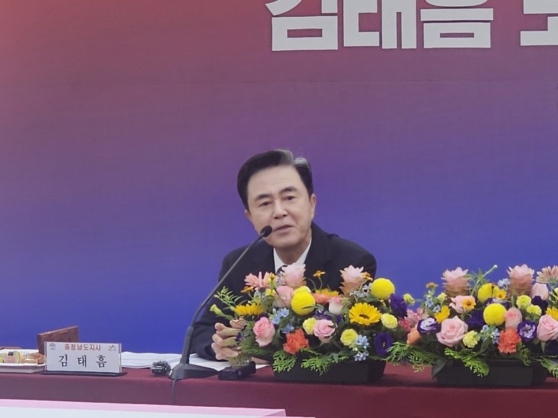 [서산=뉴시스] 김덕진 기자=김태흠 충남도지사가 29일 민선8기 12번째 시군방문 일정으로 서산시를 찾아 언론인과의 간담회를 갖고 있다. 2025.10.29. spark@newsis.com *재판매 및 DB 금지