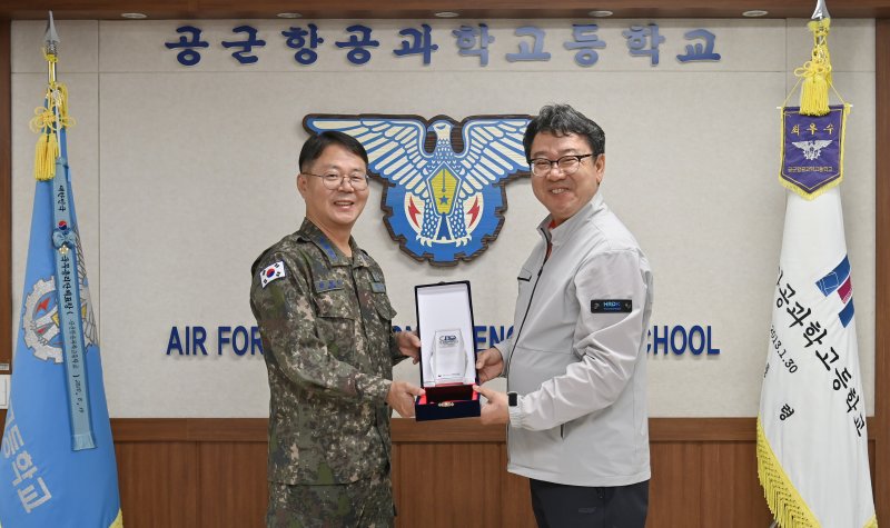 [진주=뉴시스] 공군 항공과학고등학교는 29일 항공산업기사 과정평가형 자격 우수과정 인증을 받았다.(사진=공군 제공) 2025.10.29. photo@newsis.com *재판매 및 DB 금지