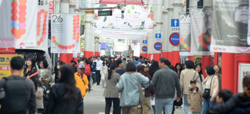 [전주=뉴시스] 김얼 기자 = 제26회 전주국제영화제가 한창인 5일 전북 전주시 전주영화의거리를 찾은 시민들로 일대가 북적이고 있다. 2025.05.05. pmkeul@newsis.com