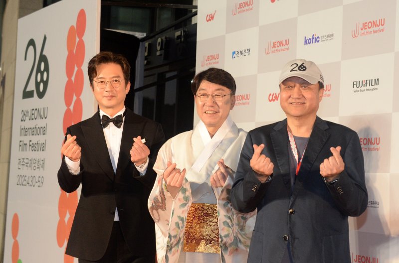 [전주=뉴시스] 김얼 기자 = 정준호(왼쪽) 전주국제영화제 공동집행위원장과 우범기(가운데) 전주시장, 민성욱 전주국제영화제 공동집행위원장이 30일 전북 전주시 한국소리문화의전당에서 열린 '제26회 전주국제영화제 개막식'에 참석해 레드카펫을 밟으며 장내로 들어서고 있다. 2025.04.30. pmkeul@newsis.com