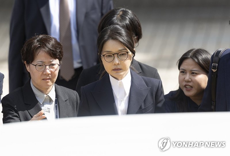 서울중앙지법 나서는 김건희 여사 (출처=연합뉴스)
