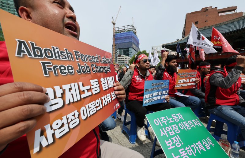 민주노총 이주노동자노조 조합원들이 27일 오후 서울 종로구 보신각 앞에서 '2025 세계 노동절, 이주노동자 메이데이' 집회를 열고 사업장 변경 자유화, 위험의 이주화 중단을 촉구하고 있다. (사진은 기사 내용과 무관함) 2025.4.27/뉴스1 ⓒ News1 장수영 기자