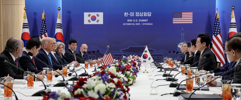 이재명 대통령과 도널드 트럼프 미국 대통령이 29일 경북 경주박물관에서 한미 정상회담을 하고 있다. 뉴시스