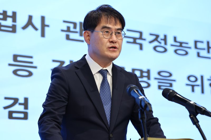 윤석열 전 대통령 부인 김건희 여사와 관련한 각종 의혹 사건을 수사하는 민중기 특별검사팀 김형근 특검보가 5일 오후 서울 종로구 KT광화문빌딩에 마련된 특검 사무실에서 정례 브리핑을 하고 있다. 2025.9.5/뉴스1 ⓒ News1 김도우 기자