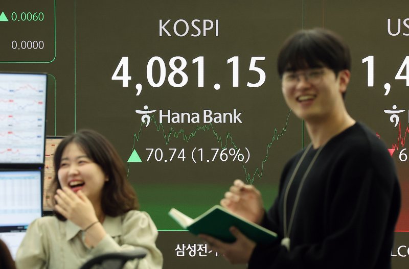 코스피 지수가 4080선을 돌파하며 종가 기준 최고치를 경신한 29일 오후 오후 서울 중구 하나은행 본점 딜링룸 전광판에 종가가 표시되고 있다. 이날 코스피는 전 거래일 대비 70.74포인트(1.76%) 상승한 4081.15로 장을 마쳤다. 2025.10.29/뉴스1 ⓒ News1 김진환 기자