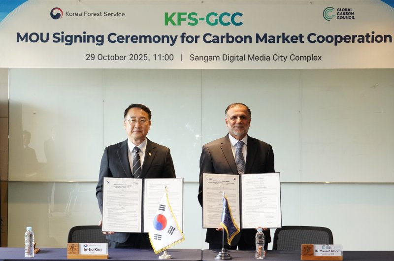 김인호 산림청장(왼쪽)과 요세프 알호 글로벌탄소위원회(GCC) 회장이 29일 서울 상암DMC에서 탄소감축 실적의 국제 표준화를 위한 업무협약(MOU)을 체결하고 기념촬영을 하고 있다.(산림청 제공.재판매 및 DB금지)/뉴스1