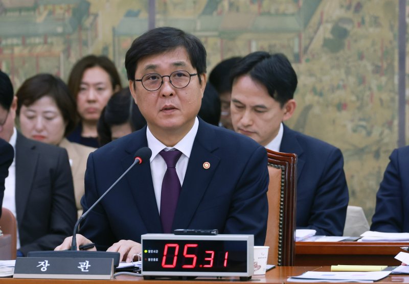 [서울=뉴시스] 고승민 기자 = 최휘영 문화체육관광부 장관이 29일 서울 여의도 국회에서 열린 문화체육관광위원회의 문화체육관광부, 국가유산청 등 종합감사에서 의원 질의에 답하고 있다. 2025.10.29. kkssmm99@newsis.com