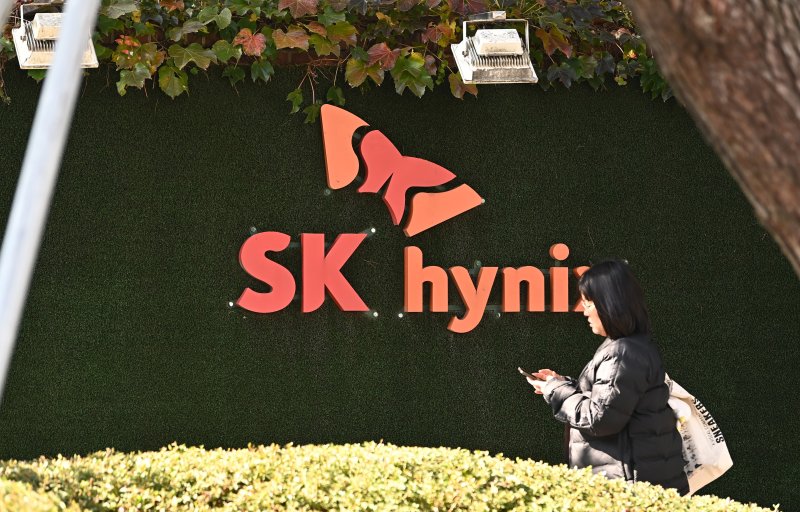[이천=뉴시스] 김종택 기자 = SK하이닉스는 HBM(고대역폭메모리) 시장에서 쌓은 기술력을 앞세워 올해 3분기 영업이익이 창사 이래 최초로 10조원을 넘어섰다.SK하이닉스는 올해 3분기 매출액 24조4489억원, 영업이익 11조3834억원의 경영실적을 기록했다고 29일 밝혔다. 영업이익률은 무려 47%에 달한다.사진은 이날 경기 이천시 SK 하이닉스 본사 모습. 2025.10.29. jtk@newsis.com