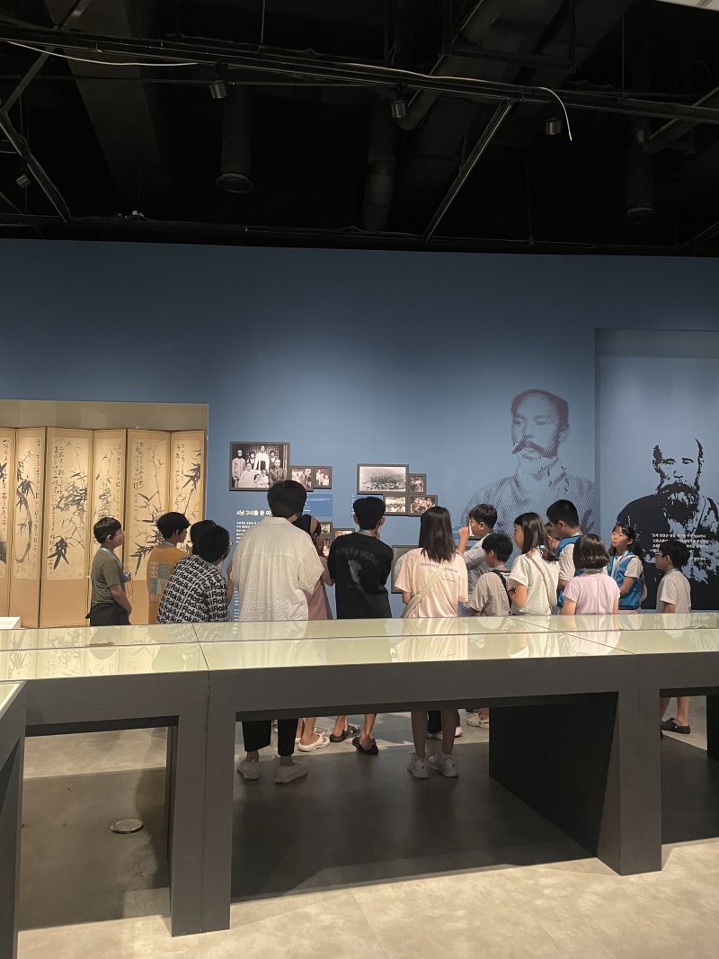 경기문화재단이 지난 27일부터 11월 2일까지 일주일간 '경기도 문화주간'을 운영한다. 사진은 경기도박물관 내 한 전시실을 찾은 어린이들 모습.(경기문화재단 제공. 재판매 및 DB금지)/뉴스1