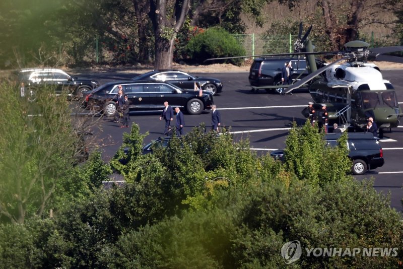 트럼프 미 대통령 탑승 마린원 경주보문관광단지 도착 (출처=연합뉴스)