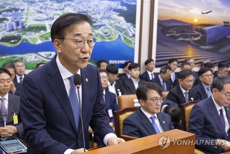 김윤덕 바카라사이트 검증교통부 바카라사이트 검증이 29일 서울 여의도 국회에서 열린 바카라사이트 검증교통위원회 종합국정감사에서 업무보고를 하고 있다. 연합뉴스