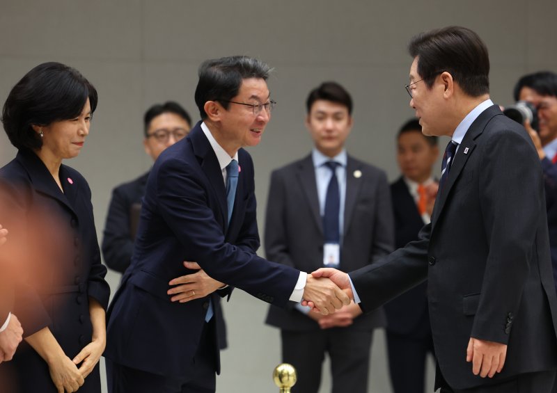 [서울=뉴시스] 고범준 기자 = 이재명 대통령이 지난달 15일 서울 용산 대통령실 청사에서 열린 임명장 수여식에서 이억원 금융위원장과 악수하고 있다. (대통령실통신사진기자단) 2025.09.15. bjko@newsis.com