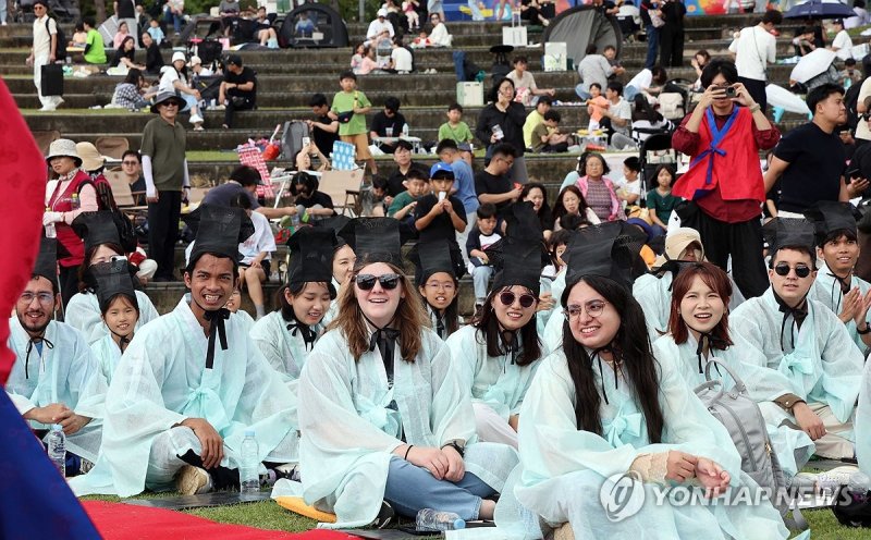 한글 축제 참석한 외국인들 (출처=연합뉴스)