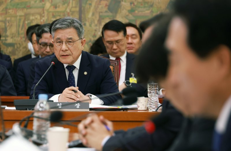 [서울=뉴시스] 고승민 기자 = 허민 국가유산청장이 29일 서울 여의도 국회에서 열린 문화체육관광위원회의 문화체육관광부, 국가유산청 등 종합감사에서 의원 질의에 답하고 있다. 2025.10.29. kkssmm99@newsis.com