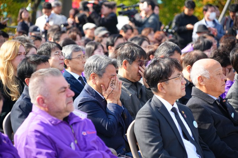 강기정 광주시장이 이태원 참사 3주기를 맞아 29일 서울에서 열린 ‘10·29 이태원참사 3주기 기억식’에 참석해 희생자들을 추모하고 있다.(광주시 제공. 재판매 및 DB 금지)