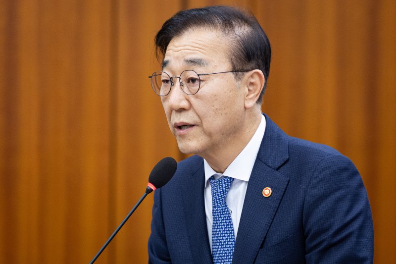 김윤덕 바카라 토토교통부 바카라 토토이 29일 서울 여의도 국회에서 열린 바카라 토토교통위원회의 바카라 토토교통부 등에 대한 국정감사에서 업무보고를 하고 있다. 뉴스1