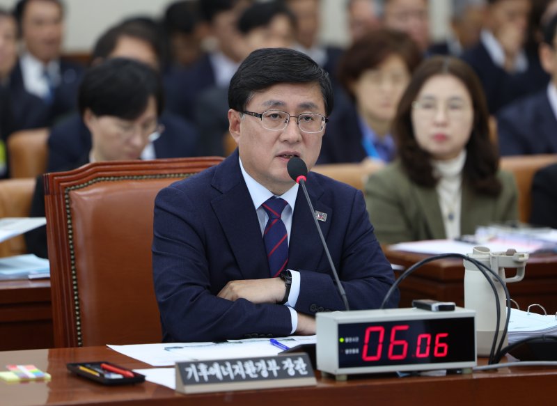 [서울=뉴시스] 김명년 기자 = 김성환 기후에너지환경부 장관이 29일 오전 서울 여의도 국회 기후에너지환경노동위원회에서 열린 기상청 등에 대한 국정감사에서 질의에 답하고 있다. 2025.10.29. kmn@newsis.com