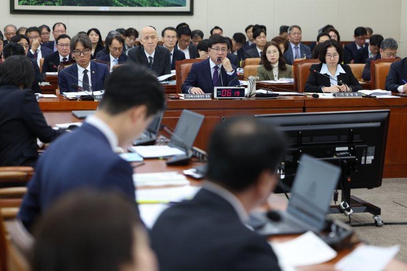 [서울=뉴시스] 김명년 기자 = 김성환 기후에너지환경부 장관이 29일 오전 서울 여의도 국회 기후에너지환경노동위원회에서 열린 기상청 등에 대한 국정감사에서 질의에 답하고 있다. 2025.10.29. kmn@newsis.com