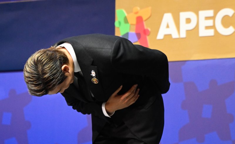 그룹 방탄소년단(BTS)의 리더 RM이 29일 경북 경주 예술의전당에서 열린 '2025 아시아태평양경제협력체 최고경영자(CEO) 서밋에서 연설을 마치고 청중을 향해 인사하고 있다. 연합뉴스