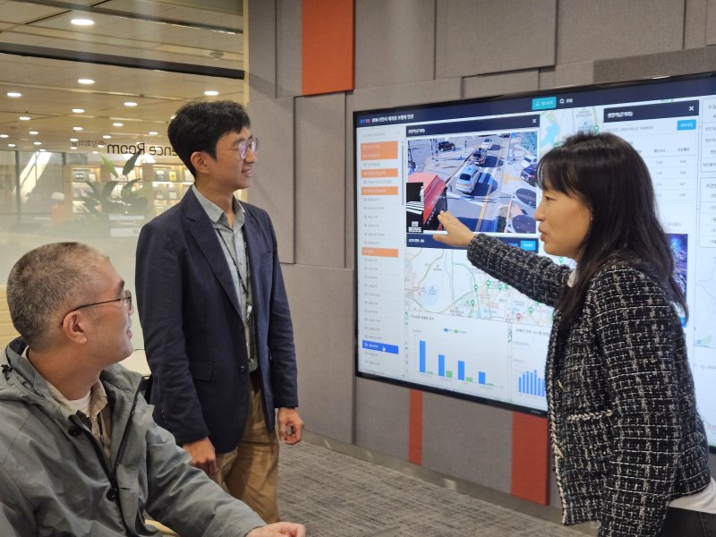 [대전=뉴시스] ETRI 연구진이 예지형 보행자 안전 인공지능 서비스에 대해 논의하고 있다.(사진=ETRI 제공) *재판매 및 DB 금지