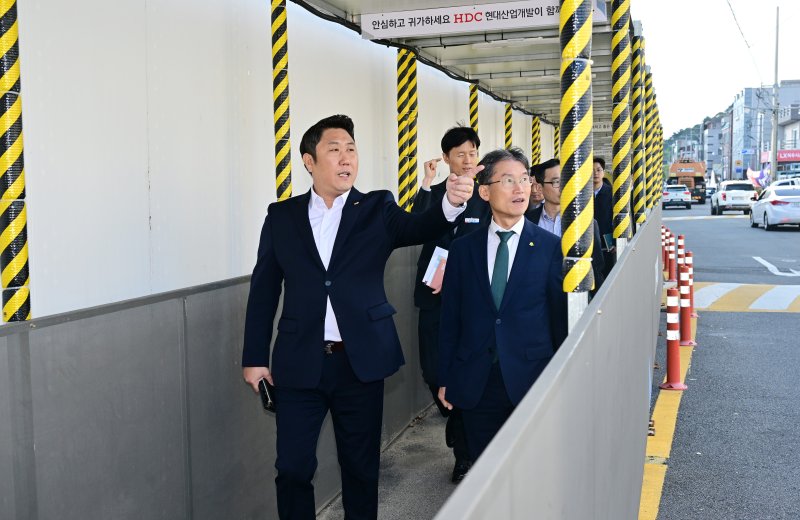 울산시의회 김종섭 의원은 29일 천창수 울산시교육감과 함께 울산가온고에서 남외중학교에 이르는 통학로를 걸어보며 학생 안전에 대해 점검하는 시간을 가졌다.(울산시의회 제공. 재판매 및 DB금지)/뉴스1