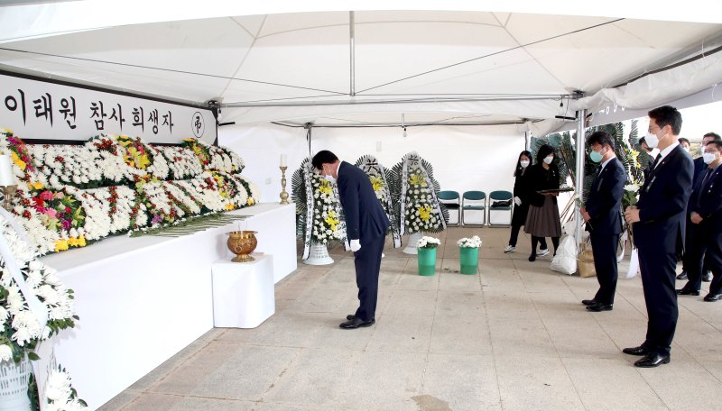 전남도청 만남의 광장에 설치된 ‘이태원 참사 희생자 합동분향소’로 명칭이 변경된 3일 김영록 전라남도 도지사를 비롯한 간부들이 분향소를 방문해 조문하고 있다.(전남도 제공) 2022.11.3/뉴스1