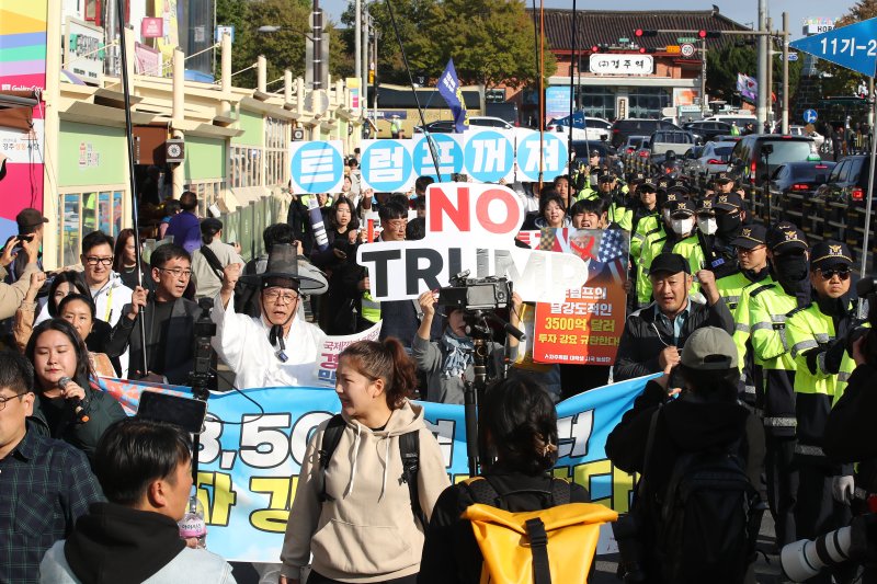 국민주권당, 자민통위, 자주독립 대학생 시국농성단, 자주독립 시민농성단, 평화어머니회, 한국대학생진보연합 등이 29일 오후 경북 경주시 경주역 광장에서 트럼프 방한 규탄 집회를 마친 뒤 행진하고 있다. 2025.10.29/뉴스1 ⓒ News1 공정식 기자