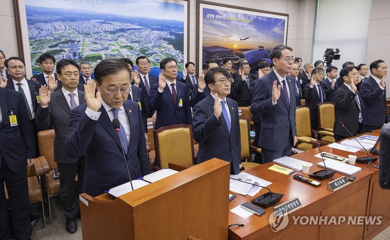 증인 선서하는 김윤덕 국토부 장관 (출처=연합뉴스)