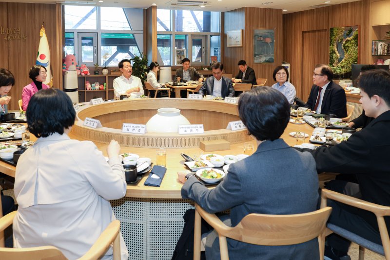 오세훈 서울시장이 29일 동물 보호·복지 분야 전문가를 만나 반려동물 복지 증진과 동물보호 정책 방향 등에 대해 의견을 나누고 있다.(서울시 제공)