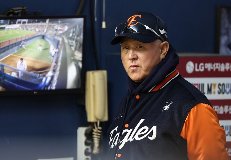 27일 서울 송파구 잠실야구장에서 열린 프로야구 2025 신한 SOL뱅크 KBO 포스트시즌 한국시리즈 2차전 한화 이글스와 LG 트윈스의 경기, 한화 김경문 감독이 경기를 지켜보고 있다. 2025.10.27/뉴스1 ⓒ News1 김도우 기자