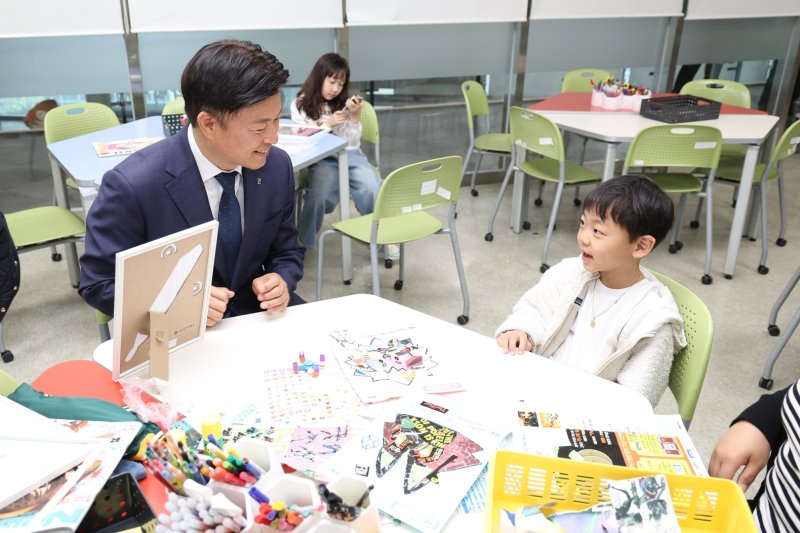 [부천=뉴시스] 정일형 기자 = 조용익 부천시장이 지난 5월 한국만화박물관 어린이날 행사에서 아이들과 함께 환하게 웃고 있다. (사진=부천시 제공)