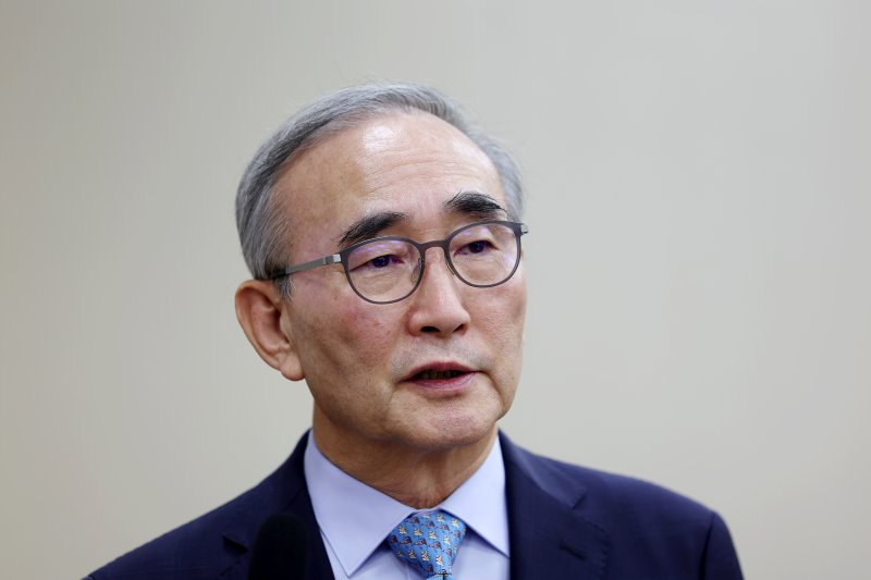 [서울=뉴시스] 김명년 기자 = 김영섭 KT 대표가 29일 오후 서울 여의도 국회 과학기술정보방송통신위원회에서 열린 과학기술정보통신부 등에 대한 국정감사에서 이훈기 더불어민주당 의원의 질의에 답하고 있다. 2025.10.29. kmn@newsis.com