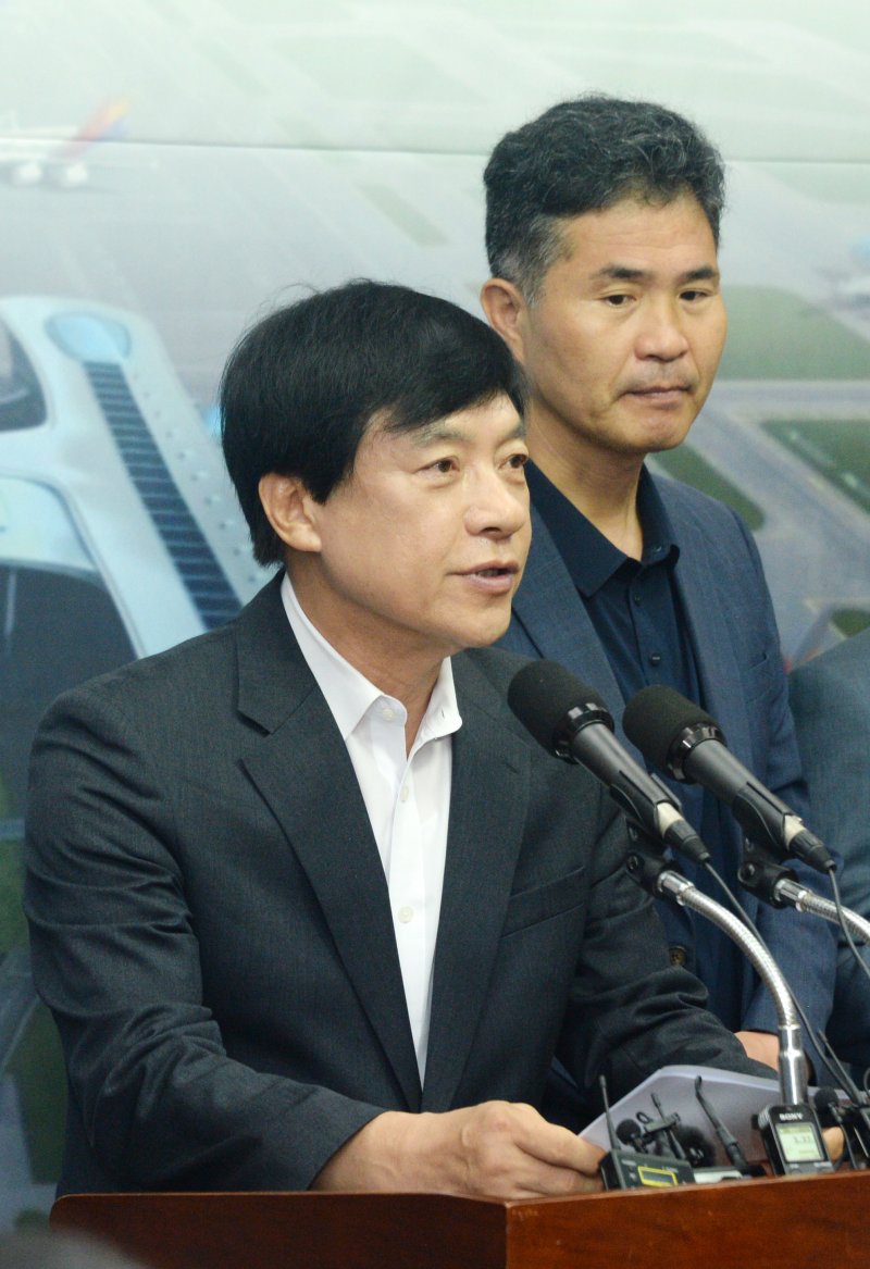 [전주=뉴시스] 김얼 기자 = 이성윤 국회의원이 16일 전북 전주시 전북특별자치도의회 기자회견장에서 새만금국제공항 기본계획 취소소송과 관련한 기자회견을 열고 질의에 답변하고 있다. 2025.09.16. pmkeul@newsis.com