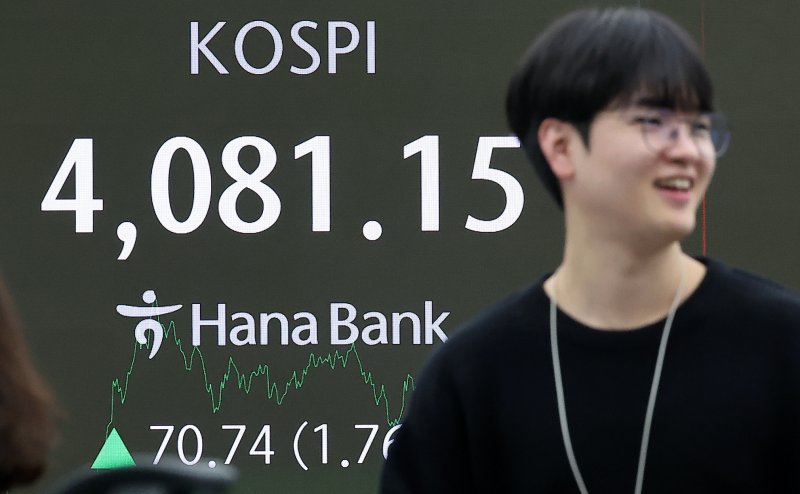 29일 오후 서울 중구 하나은행 본점 딜링룸 전광판에 종가가 표시되고 있다. /사진=뉴스1