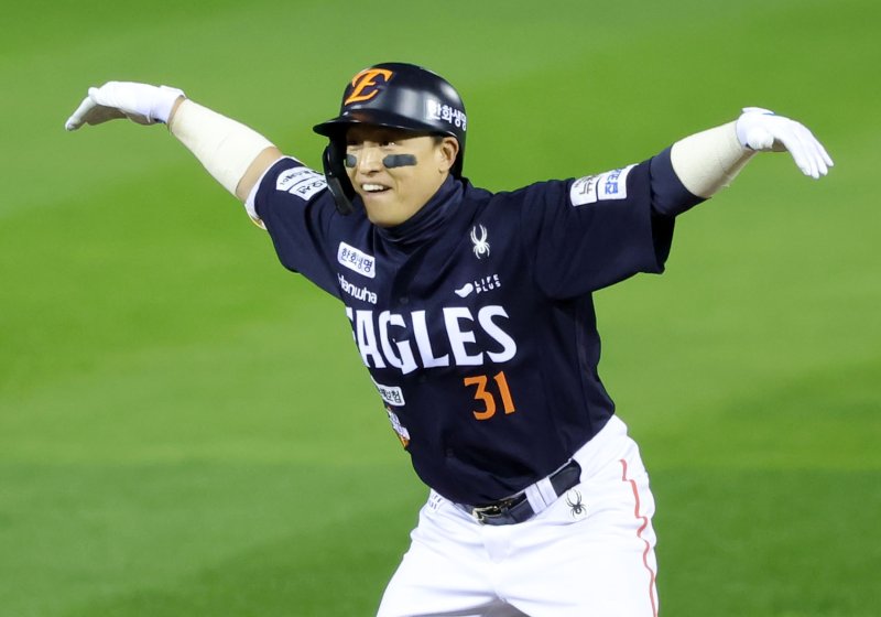 [서울=뉴시스] 홍효식 기자 = 27일 오후 서울 송파구 잠실야구장에서 열린 2025 KBO 한국시리즈 2차전 한화 이글스와 LG 트윈스의 경기, 1회초 2사 주자없는 상황에서 한화 손아섭이 2루타를 친 뒤 세리머니하고 있다. 2025.10.27. yesphoto@newsis.com