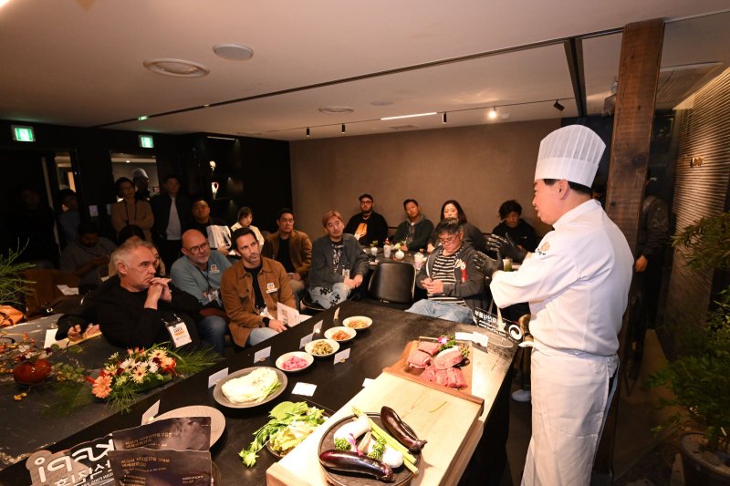 [서울=뉴시스] 농림축산식품부와 한식진흥원은 지난 27일부터 28일까지 서울 일대에서 열린 '2025 한식 컨퍼런스 워크숍'을 성황리에 마쳤다고 29일 밝혔다. (사진 = 한식진흥원 제공) 2025.10.29. *재판매 및 DB 금지