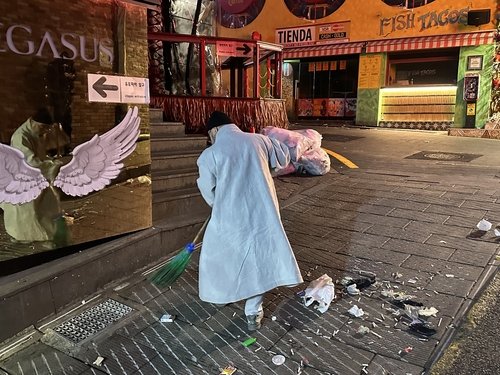 이태원 참사 3주기인 29일 새벽 이태원 거리 청소에 나선 스님 (출처=연합뉴스)