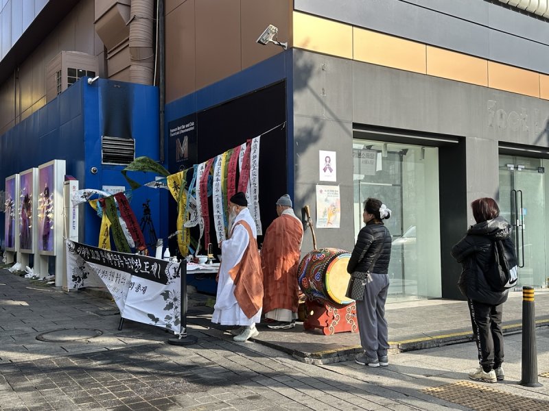 새벽 비질한 스님·흰 국화 내놓은 편의점…이태원엔 추모만이(종합) (출처=연합뉴스)